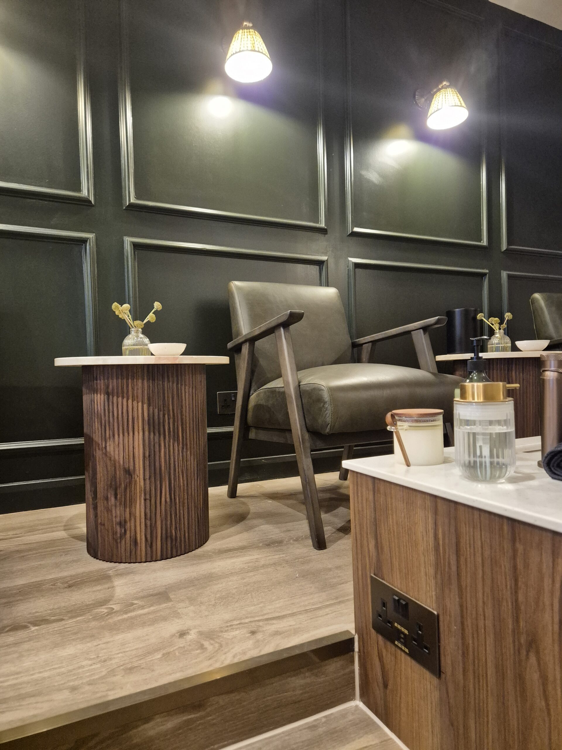 Nail Bar - - manicure sockets.lights